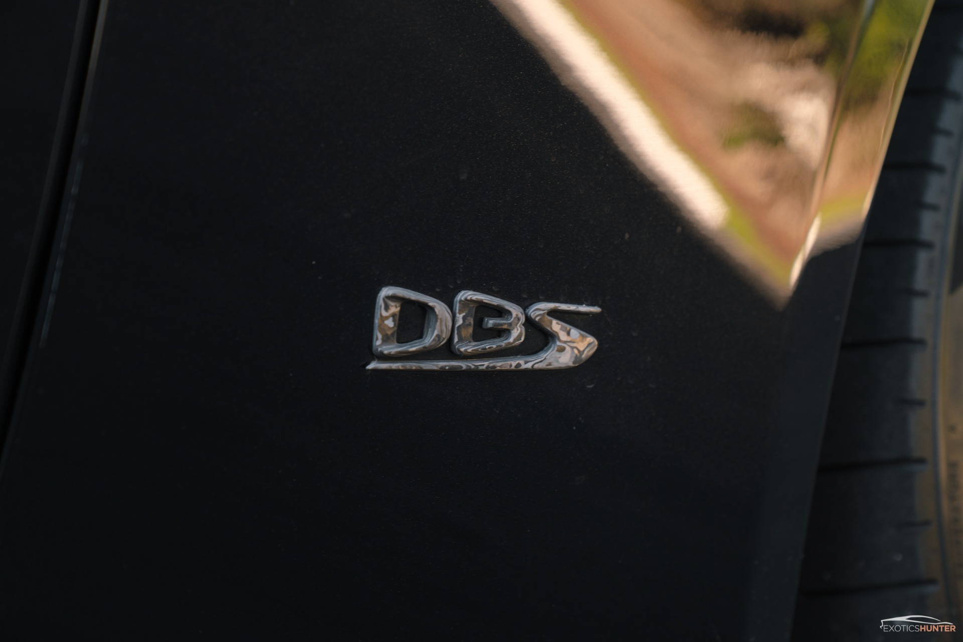 Insigne Script Aston Martin DBX & DBS Superleggera - Emblème Arrière Noir - OEM