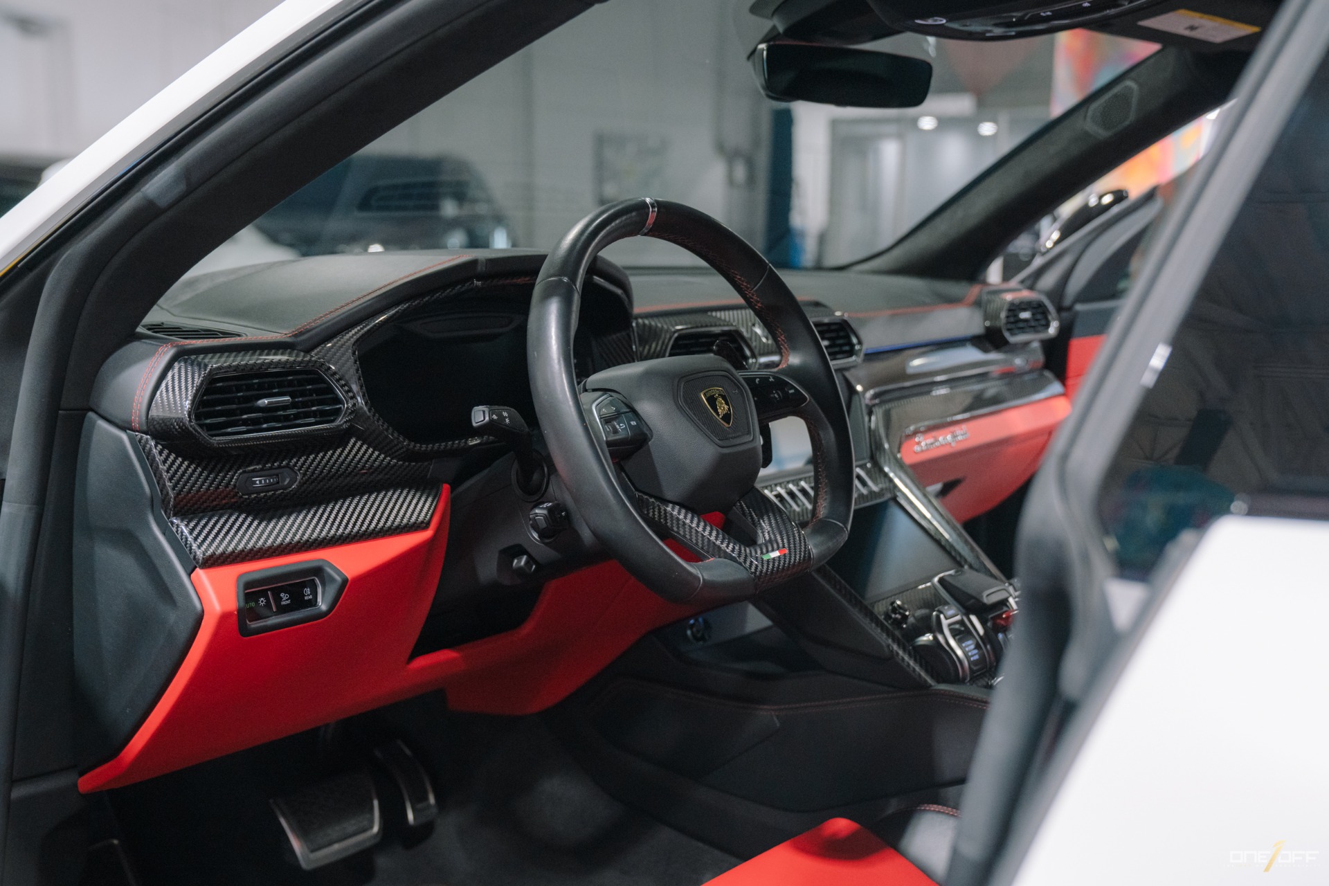 2019 Lamborghini Urus photo 2