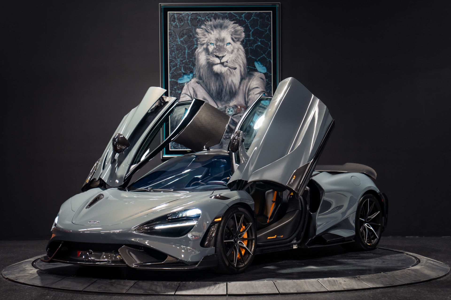 1er Arrondissement ラクーンポンチョ　ダークグレー Used 2021 McLaren 765LT $568,000 MSRP Chicane Effect Grey, Carbon