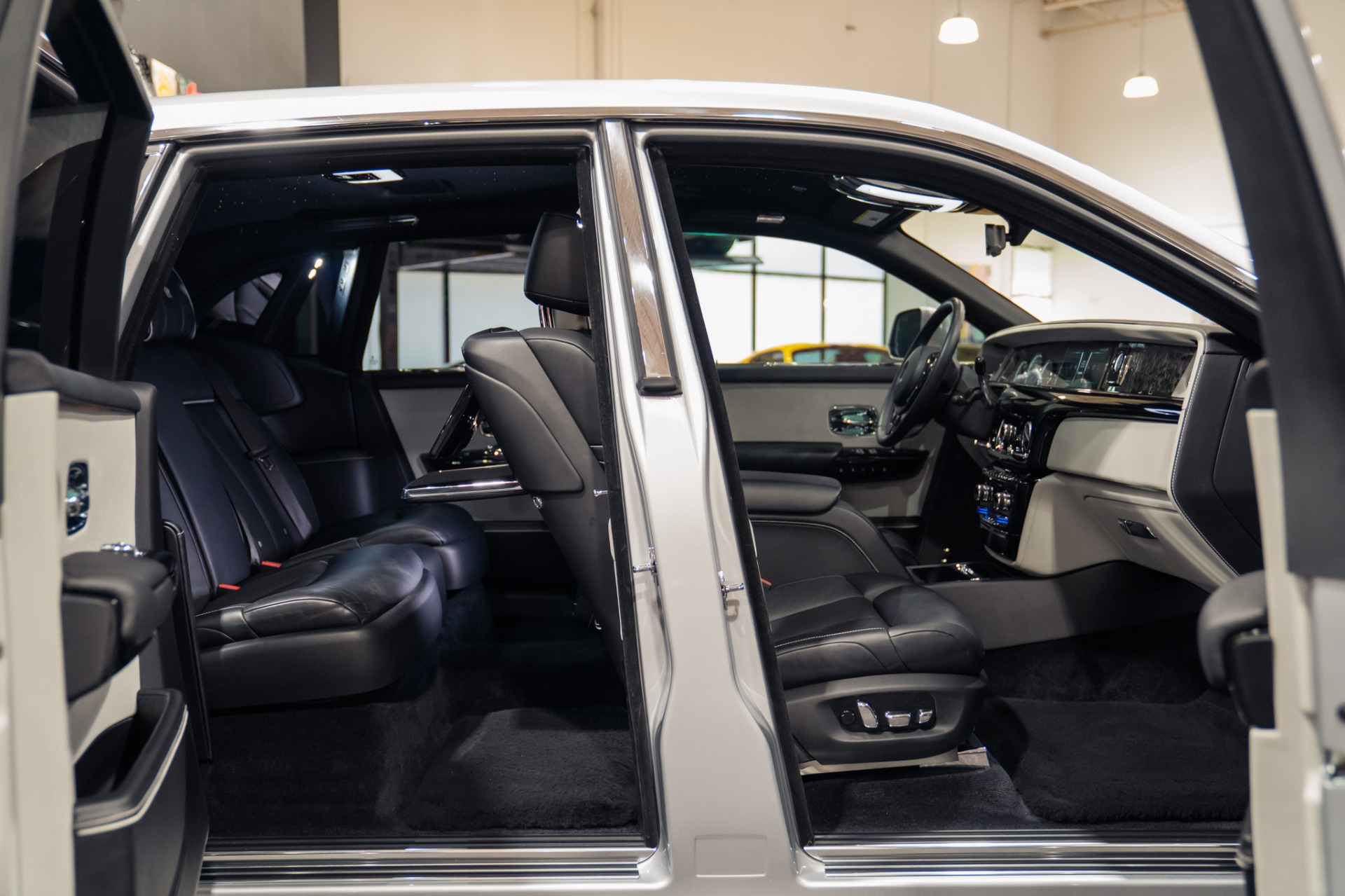 2020 Rolls-Royce Phantom Base - Photo 14