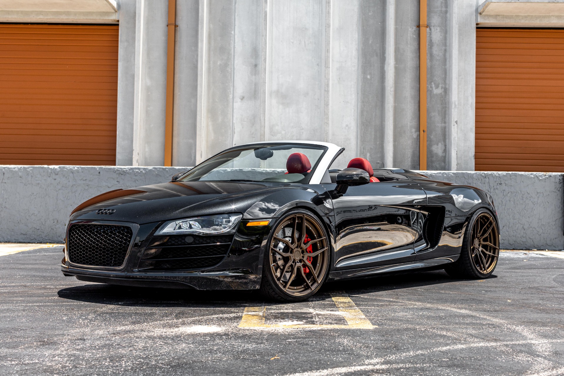 Audi R8 Spyder Black Rims