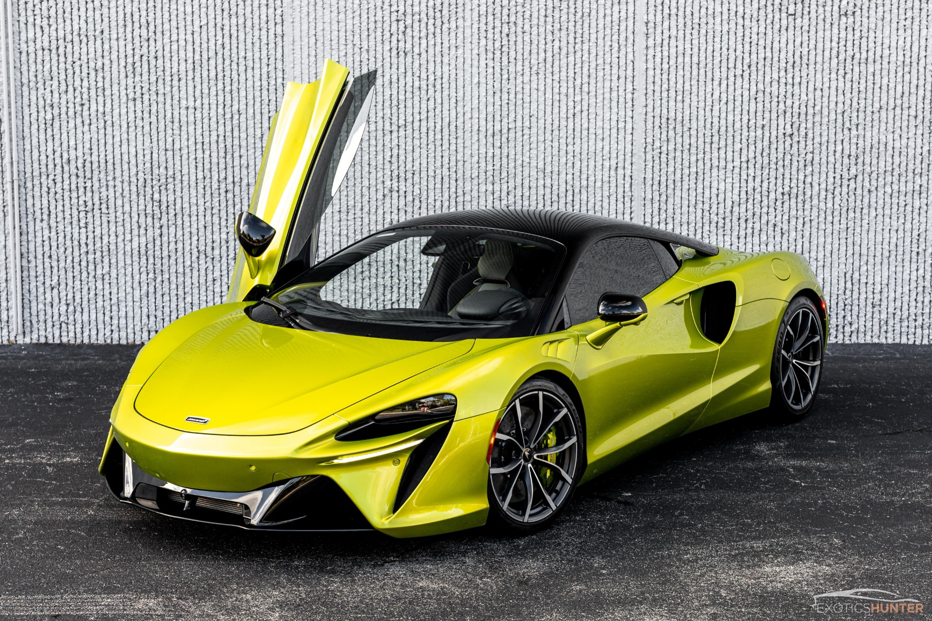 Used 2023 McLaren Artura w/ Vision Spec, Technology Pack, Carbon Int. Pack, Sports Exhaust For